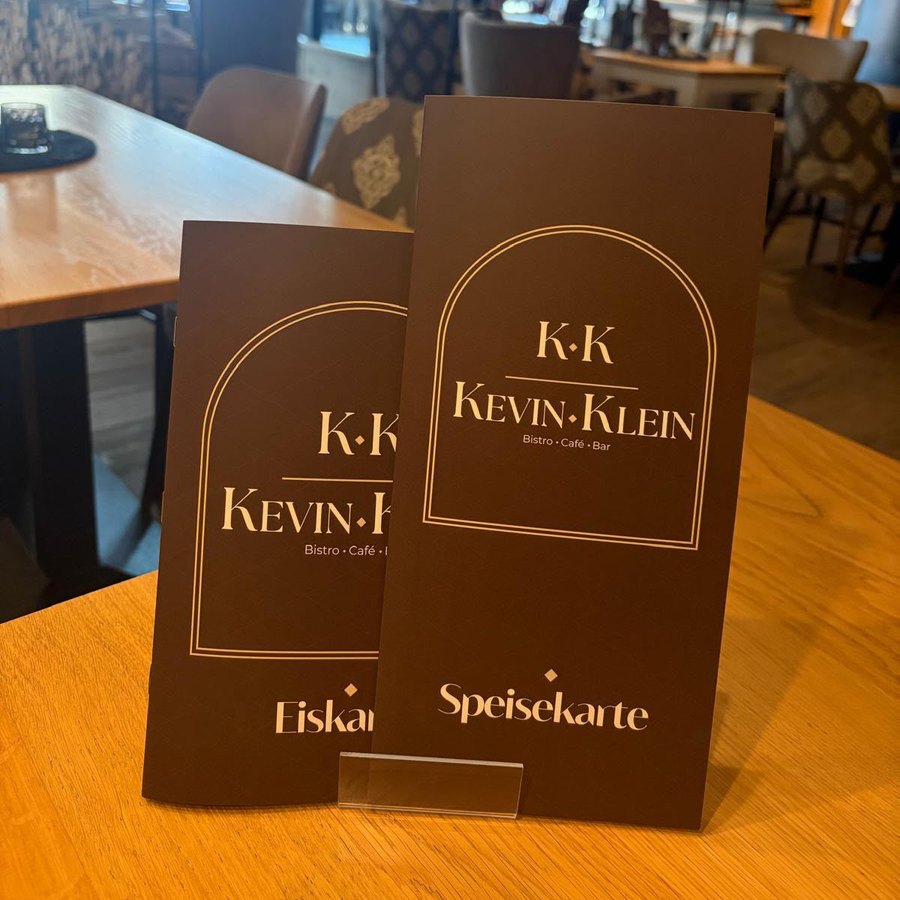 Speisekarte und Eiskarte auf einem Tisch im Gastraum